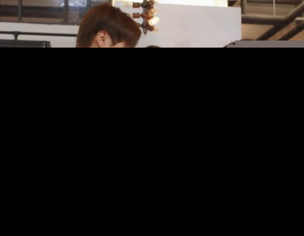 我们不能是朋友：黎浩一向周惟惟当众暴力求婚 褚克桓拎走黎浩一