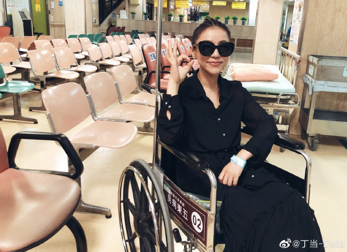 丁当从舞台跌落伤势怎么样？丁当从舞台跌落还返场表演是怎么回事？