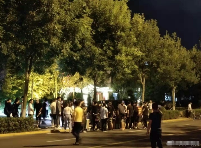 文章马伊琍离婚，姚笛不受影响现身青岛深夜拍戏【图】