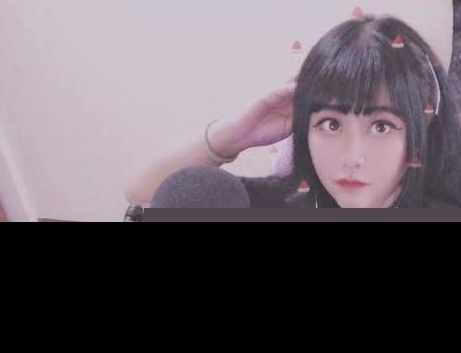 乔碧萝真面目被曝光后，再次开直播露容颜，跟粉丝嘟嘴卖萌