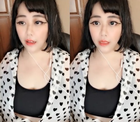 乔碧萝真面目被曝光后，再次开直播露容颜，跟粉丝嘟嘴卖萌