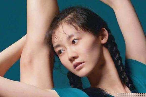 郑恺苗苗被曝已同居，新女友不止一次被拍，深夜聚餐聊得欢