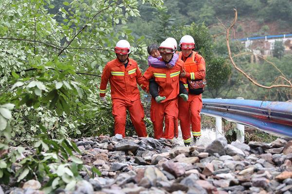 济源九里沟爆发山洪，消防队员救出20多名被困人员