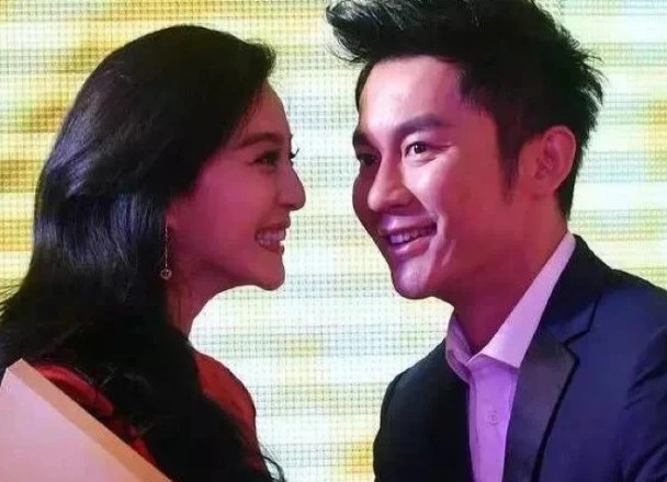 李晨疑分手后买醉疗情伤，与多位美女相伴至凌晨，喝到站不稳