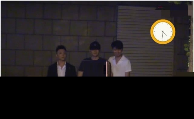李晨疑分手后买醉疗情伤，与多位美女相伴至凌晨，喝到站不稳