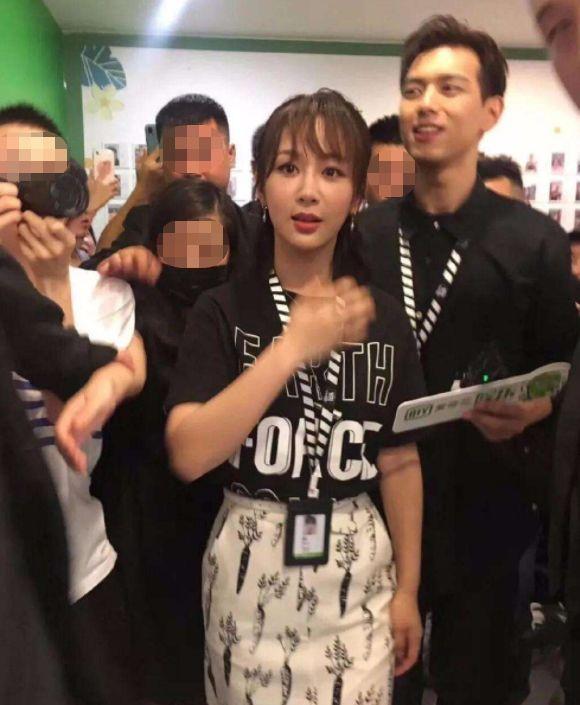 李现深夜撩杨紫？看到爆出的聊天记录后，网友怒喊：坐等官宣