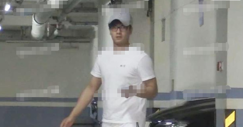吴昕被传与小3岁郑凯同居，男方是小演员，却开百万豪车