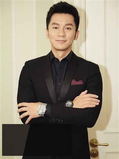 李晨凌晨五点现身酒局，摇摆需要两人搀扶，身旁五位美女都更清醒