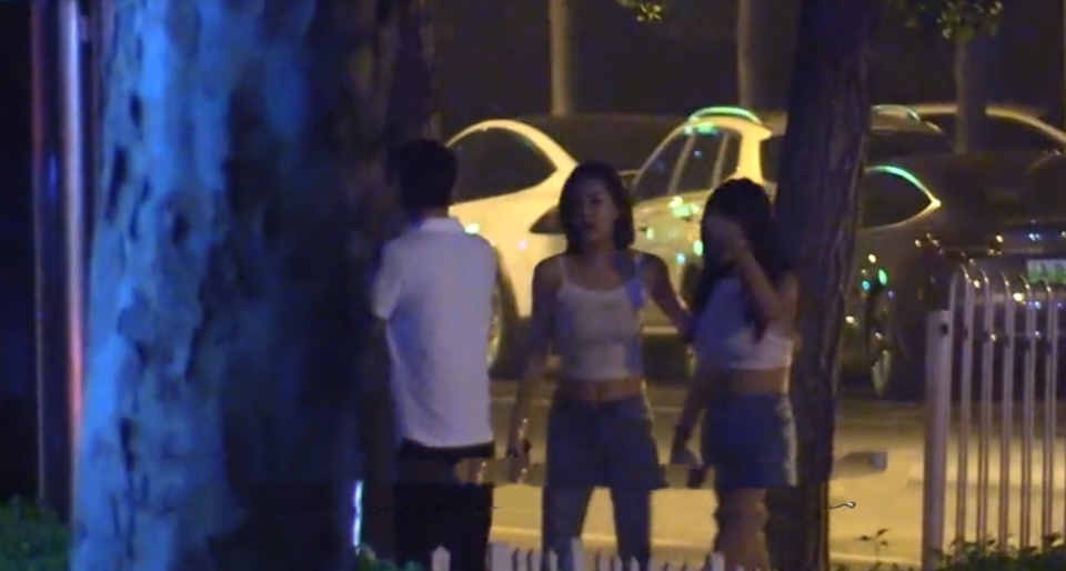 李晨凌晨五点现身酒局，摇摆需要两人搀扶，身旁五位美女都更清醒