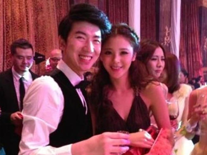 李晨凌晨五点现身酒局，摇摆需要两人搀扶，身旁五位美女都更清醒