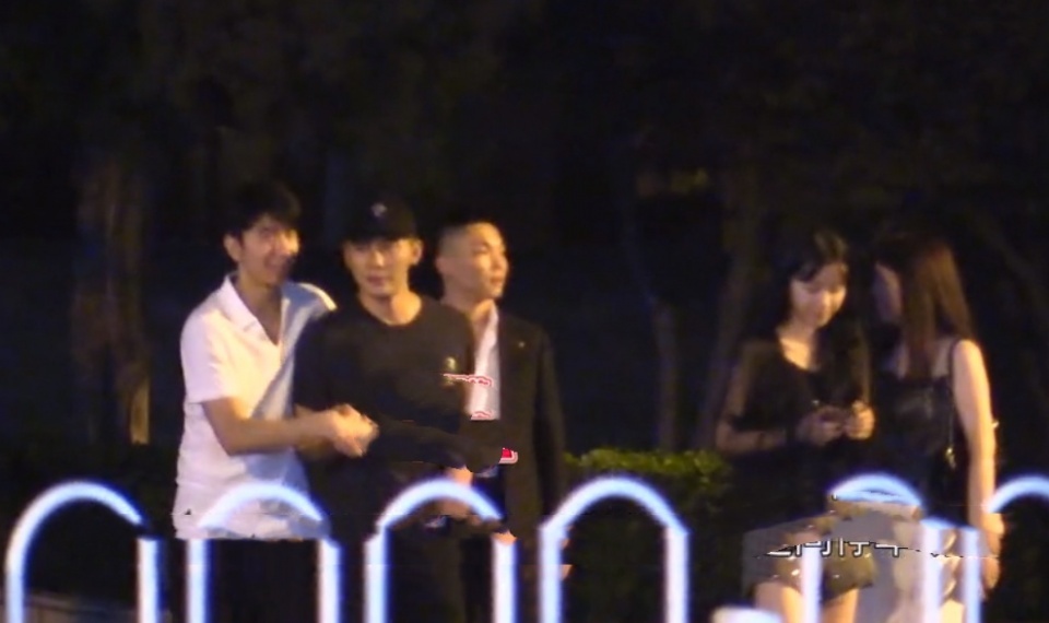 李晨凌晨五点现身酒局，摇摆需要两人搀扶，身旁五位美女都更清醒