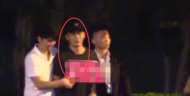 李晨分手后买醉是真的吗？大黑牛醉酒模样太可怜买醉和范冰冰有关吗