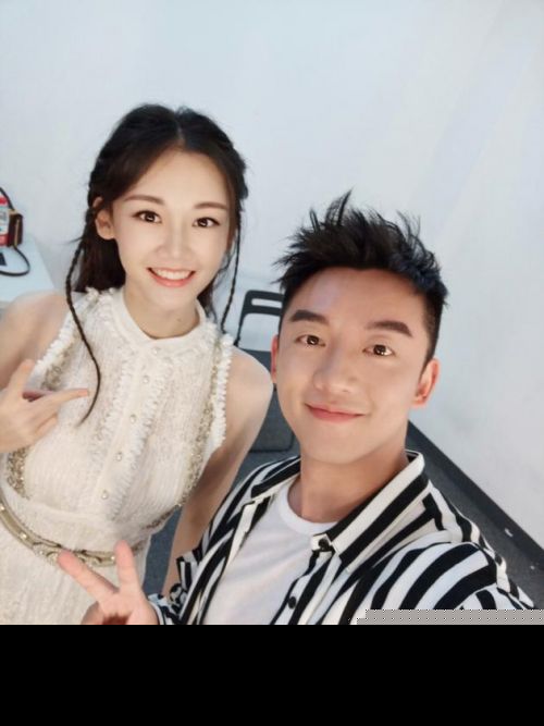 曝冯小刚撮合郑恺苗苗恋情 两人已在一起半年