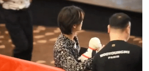 《上海堡垒》路演，鹿晗遭观众扔衣服砸脸，看到他的反应后路转粉