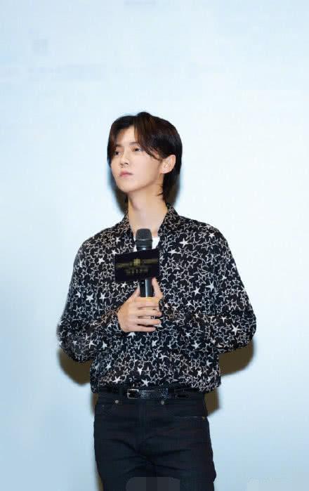 《上海堡垒》路演，鹿晗遭观众扔衣服砸脸，看到他的反应后路转粉