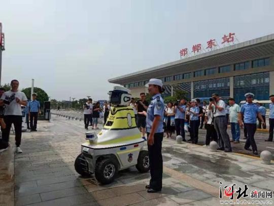 机器人交警上岗什么情况？机器人交警长什么样子现场图
