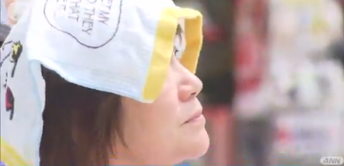 东京民众将手帕盖在头上降温（朝日电视台）