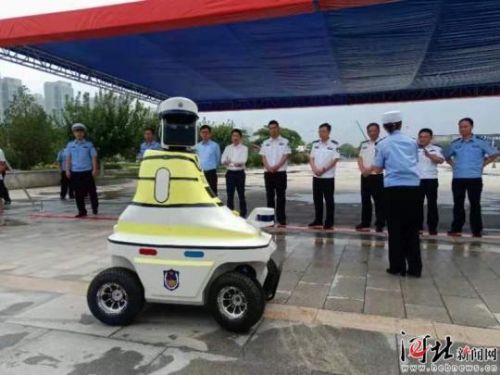 机器人交警上岗长什么样？机器人交警有哪些功能会做什么上岗详情