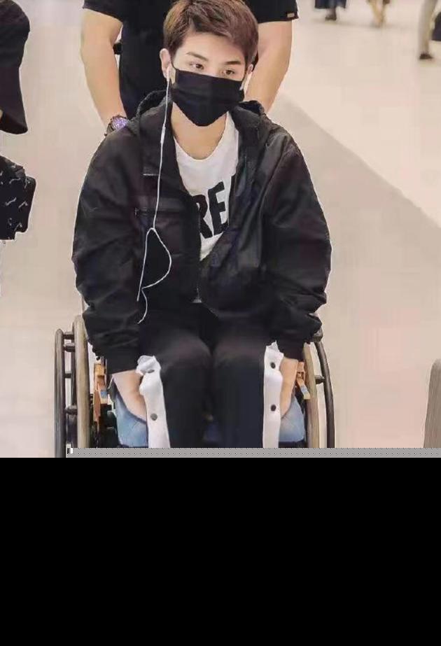 黄明昊坐轮椅现身怎么回事？黄明昊为什么坐轮椅他是怎么受伤的