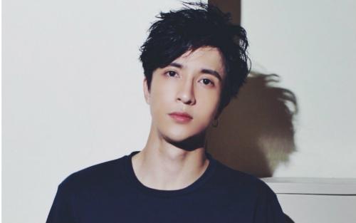 薛之谦因台风涨水被困在路边, 双手双脚紧抱柱子, 连鞋子都不见了