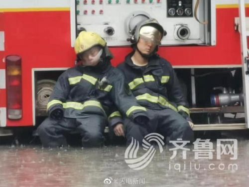 消防员在风雨中睡着了照片曝光 消防员为什么在风雨中睡着了?