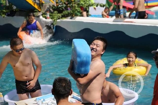 重庆各大水上乐园抢“高温经济”也是拼了：超大冰棍试一试？还能在冰桶里打麻将