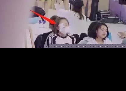 孟美岐太惨了！通宵努力演碧瑶却是包租婆发型，站李沁旁反差太大