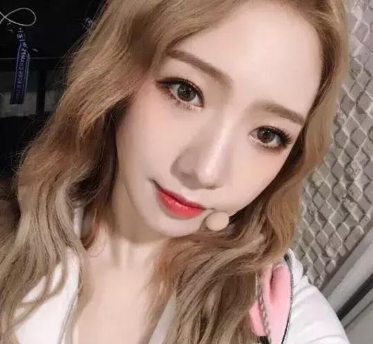 孟美岐太惨了！通宵努力演碧瑶却是包租婆发型，站李沁旁反差太大