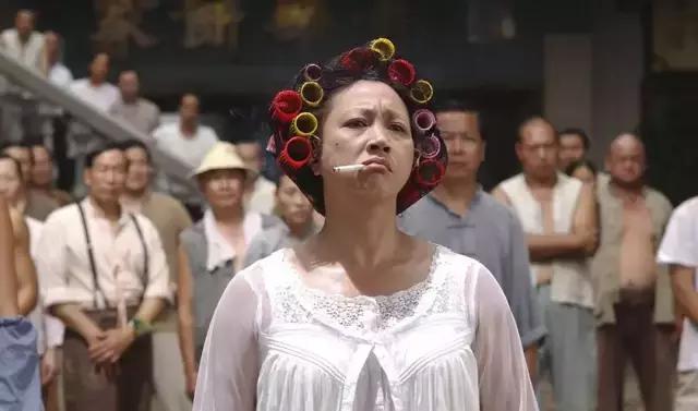 孟美岐太惨了！通宵努力演碧瑶却是包租婆发型，站李沁旁反差太大