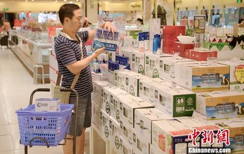 资料图：超市内，民众正在挑选奶制品。<a target='_blank' href='http://www.chinanews.com/'>中新社</a>记者 刘忠俊 摄