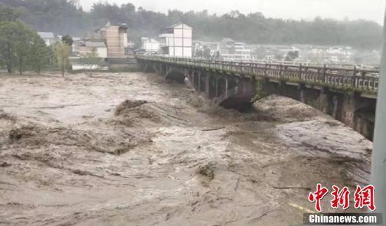 四川芦山遭暴雨：多处道路被冲毁 交通中断