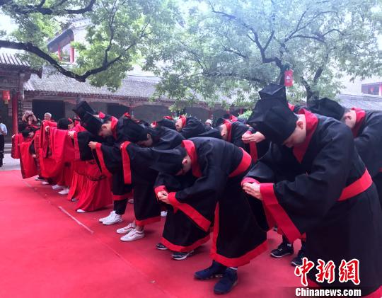 图为来自台湾十余所高校的32名大学生在西安身着汉服开启“文化之旅”。　张一辰 摄