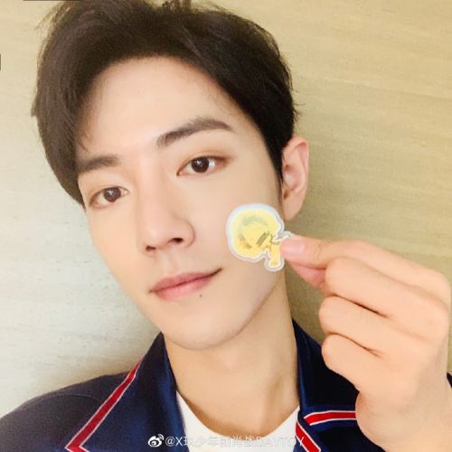 肖战被私生饭摸手什么情况？肖战为什么被私生饭摸手现场图