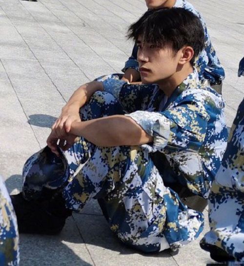 易烊千玺军训路透照曝光 易烊千玺是哪个大学的？