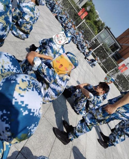 易烊千玺军训路透照曝光 易烊千玺是哪个大学的？