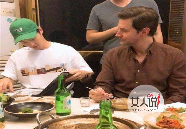 宋仲基离婚后近照曝光颜值依旧 头戴绿帽引网友热议