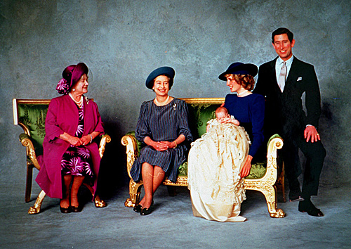  这是戴安娜（右二）、查尔斯（右一）、伊丽莎白二世（左二）、伊丽莎白王太后（左一）的合影。（新华社）
