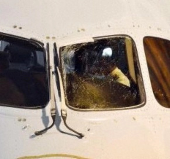 波音787驾驶舱玻璃破裂图片曝光 波音787驾驶舱玻璃破裂原因是什么