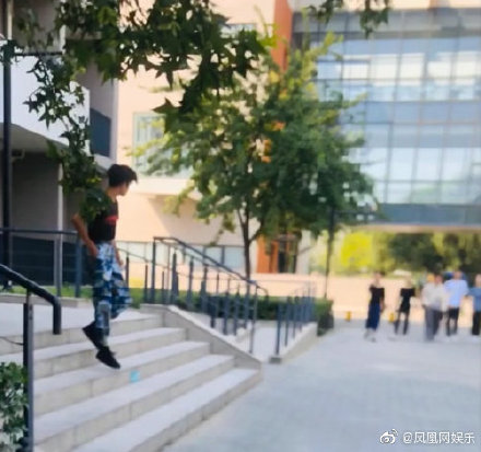易烊千玺军训晒黑现场图，易烊千玺中戏军训什么情况？