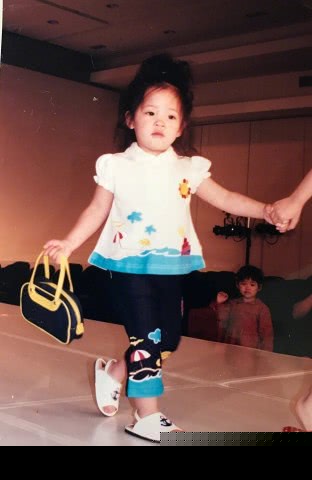 欧阳娜娜童年走秀图曝光 欧阳娜娜童年走秀边走边哭网友爆笑