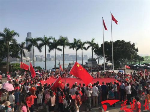 够燃！今日，五星红旗在香港金紫荆广场升起