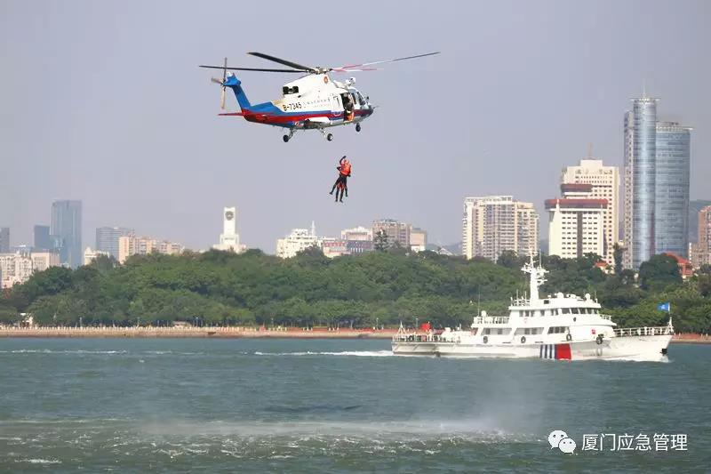 油轮遇险，漏油引发火灾，船员跳海被困……厦门救援迅速开展