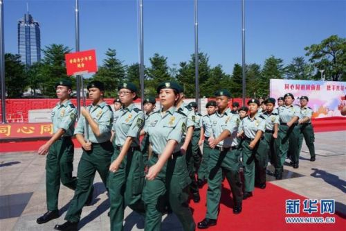 深圳香港两地青少年共升国旗怎么回事？深港两地青少年共升国旗现场图