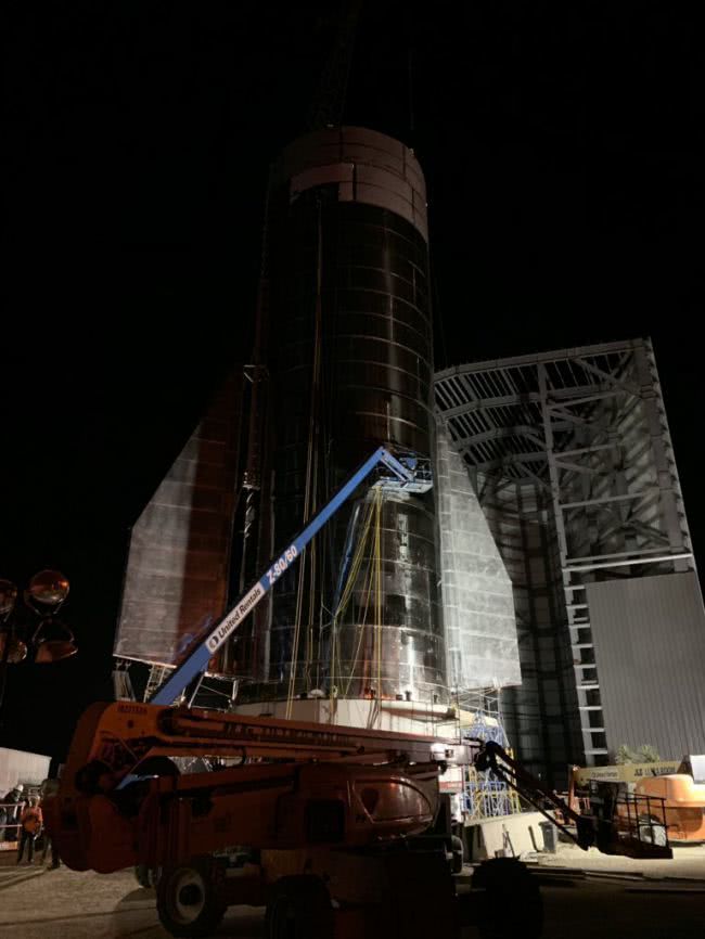 马斯克晒最新照片 SpaceX星际飞船原型接近完成