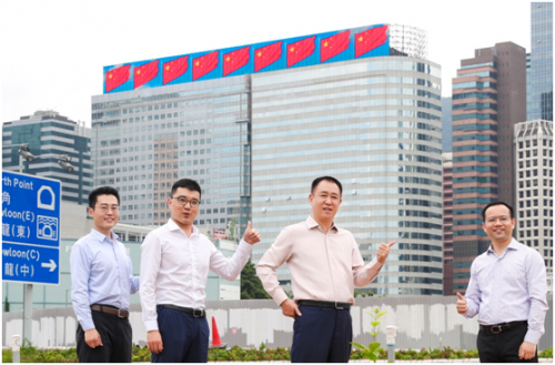 恒大香港总部打出巨幅标语 庆祝新中国成立70周年 许家印现场检查