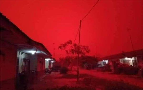 印尼天空变血红色背后真相揭秘 印尼天空变血红色组图一览