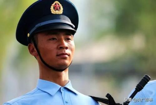 地震男孩走上阅兵场怎么回事？地震男孩是谁程强个人资料多大了