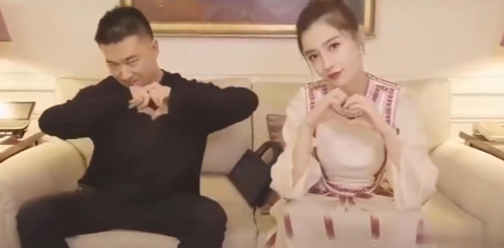 不怕黄晓明吃醋？Baby与男性友人跳手势舞比心