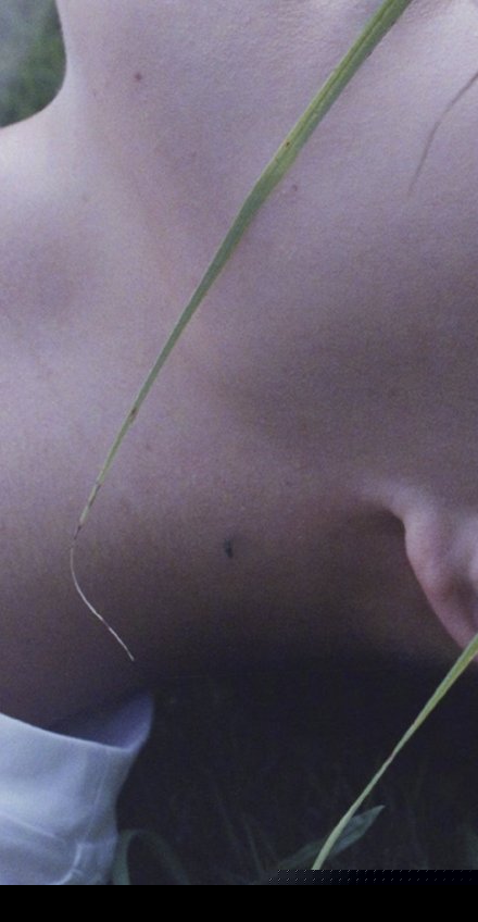 刘昊然脖子上有蚊子什么梗？刘昊然最新杂志照片曝光脖子上蚊子亮了