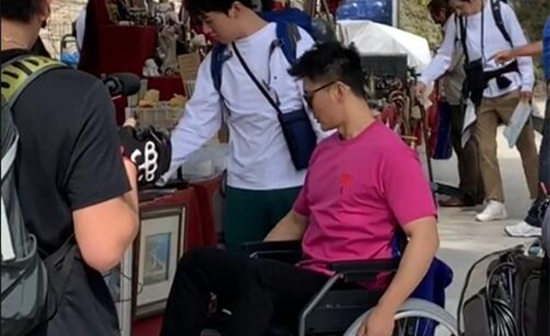 李晨坐轮椅的原因 这到底是个什么梗？